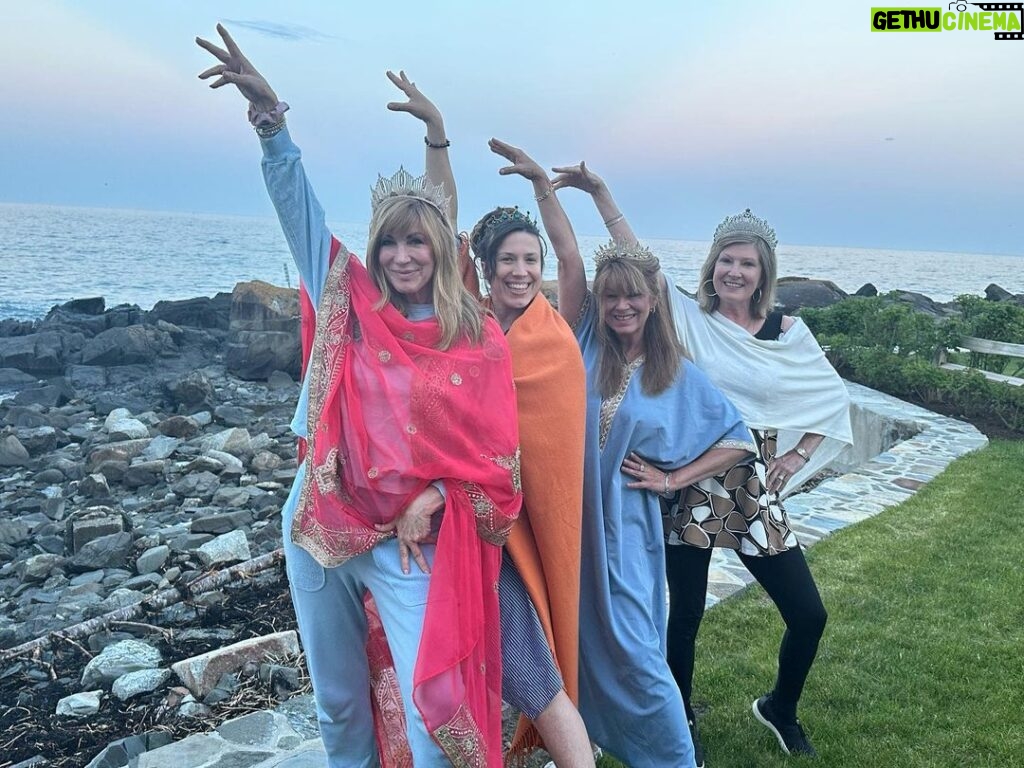 Leeza Gibbons Instagram - Goddess Gathering. Yes, we are wearing crowns!! It's always a good idea to celebrate our strength. As Carly Simon said: "A really strong woman accepts the war she went through and is ennobled by her scars". These women guide me back to myself time and time again. My sister, my daughter, my SIL....my ❤️ #tooblessedtobestressed #connections #goddesspower