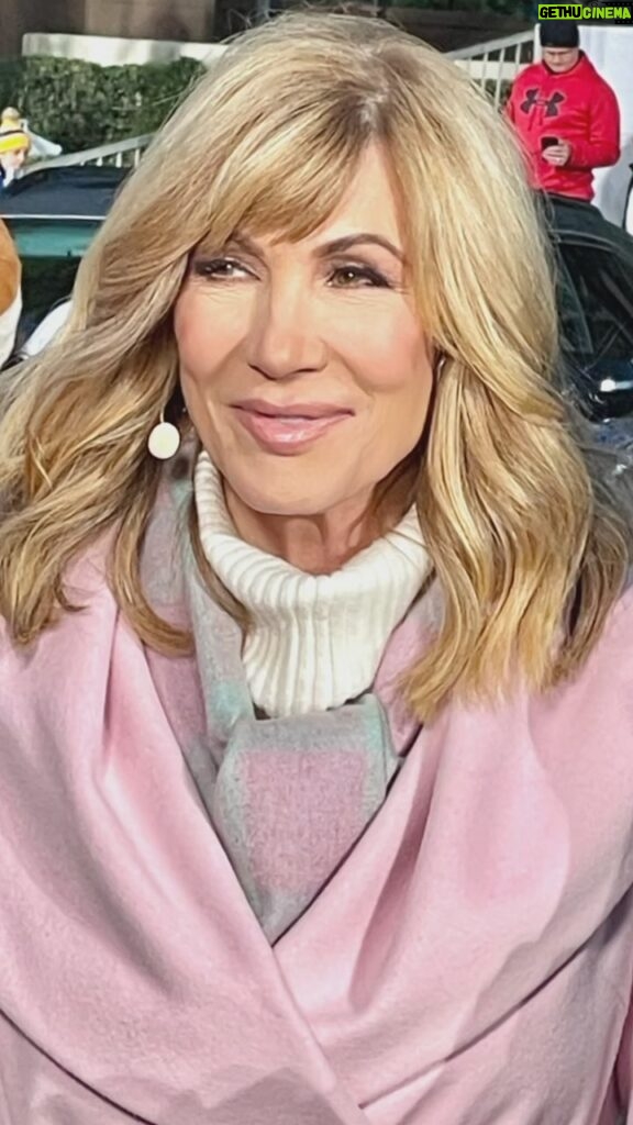 Leeza Gibbons Instagram - It was glorious being part of a tradition as beautiful and iconic as the Rose parade. It's a privilege for which I'm very grateful. I love my work, especially when I get to do it with the best in the business! Thank you @ktla5news crew @marksteines @chrisktla @sierra_mommy @bhileman007 #bestteamever #startoffgreat #tellthestory #gratefulandgrounded