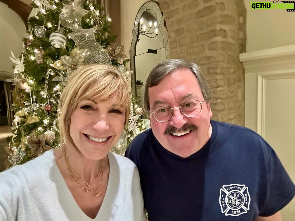 Leeza Gibbons Instagram - Just me n my big brother! Grateful for family always...especially at Christmas. 🤶 #olderbrother #meinthemiddle #holidaylaughs