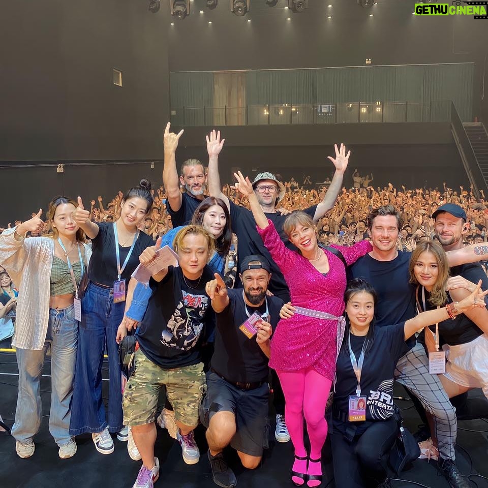 Lenka Instagram - The whole crew for the last China photo. Amazing show in Shenzhen!!! So grateful for this experience… Thanks to @primuse_live @bravoentcn @billboard for you amazing support 😍💋❤️ Shenzhen, Guangdong