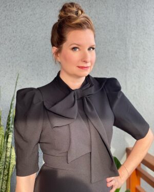 Lennon Parham Instagram - Let me share this LEWK with you. She’s serving askance pussy bow jumpsuit realness with a top knot and a soft Smokey eye. All for the Emmy FYC panel for @minxonmax - Also I got there 10 minutes before everyone else, so I kept myself entertained. They had to kick us out of the green room cause no one wanted to leave, we like each other so much. 👍 

@tobyfleischman @michaelduenas @gaellepaul @blackhalo @teamid