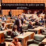 Leonardo Siqueira Instagram - Os engenheiros de obra pronta, os empreendedores de palco, os críticos de internet que me perdoem, mas eu estou na Arena. E isso faz toda diferença! Sim, porque é fácil ficar da arquibancada apontando onde você faria diferente. Eu mesmo posso apontar dez vezes onde eu poderia ter feito melhor só em 2023. É fácil passar o dia julgando. O difícil é sair da zona de conforto, tomar risco e tentar fazer algo diferente. Por isso, se você não está na Arena também, sinto muito, mas eu não vou te ouvir. Não que eu não ouça ninguém. Na verdade eu ouço e muito! Mas Eu prefiro ouvir quem tentou abrir uma empresa e não deu certo. E conta como superou isso. Eu prefiro gente como @bernardinho_oficial que já ganhou muitos títulos, mas já perdeu muito também. Ele sim pode falar sobre resiliência e liderança. Eu prefiro ouvir como alguém pobre saiu do nada e se tornou um grande executivo de empresa. E advinha, quem está na Arena também passa muito pouco tempo apenas criticando o trabalho alheio, porque, além de não terem tempo pra fazerem isso, eles sabem que daqui de baixo as coisas são diferentes da Arquibancada. Porque eu aprendi com Roosevelt. - Não é o crítico que importa. Nem aquele que aponta onde foi que o homem tropeçou - O crédito pertence ao homem que está por inteiro na arena da vida, - Cujo rosto está manchado de poeira, suor e sangue; que luta bravamente, que erra, que decepciona, porque não há esforço sem erros e decepções; - Mas que, na verdade, se empenha em seus feitos; que conhece o entusiasmo, as grandes paixões; que se entrega a uma causa digna; que, na melhor das hipóteses, conhece no final o triunfo da grande conquista e que, na pior, se fracassar, ao menos fracassa ousando grandemente.