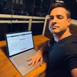 Leonardo Siqueira Instagram - Já perdi as contas do número de vezes que me peguei nessa situação. Eu olhar nas redes sociais e ver muitos amigos nas festas, viajando e eu fazendo o que deve ser feito! Quando era Cadete da Força Aérea, eu me lembro de ir no meio do feriado para o Esquadrão de Instrução Aérea, sentar no Cockpit de um avião, e ficar fazendo o que os aviadores chamam de vôo mental. Quando eu estava no Poliedro fazendo cursinho para FGV, porque precisava passar entre os 10 primeiros pra ganhar Bolsa, eu fiquei um ano sem sair. Quando eu estava na Campanha para Deputado Estadual fiz o que sempre fiz. Me dediquei mais que todos os meus “concorrentes”. Acordava 5 horas da manhã, pra tirar aquela campanha do papel. Mas deixa eu te dizer. SEMPRE deu certo. Quando era aviador passei em todos os vôos fazendo inclusive 2 solos. Solo é o nome que damos quando o piloto voa sozinho pela primeira vez. E na Força Aérea, solar duas vezes é o prêmio para quem não reprovou nenhuma vez em nenhuma missão. Na FGV, passei entre os 10 primeiros. E consegui a minha bolsa para fazer Economia. Nas eleições, fui eleito com 90 mil votos, sem dinheiro público, sem político na família na minha primeira tentativa. A probabilidade de você estar lendo isso e estar viajando ou em algum momento de descontração é grande. É matemática. Mas não se culpe. Não é esse o ponto. O nosso jogo é de maratona. Não corrida de 100 metros. E para vencer essa maratona, você precisa descansar. Então descanse. Meu ponto é outro. O que quero te dizer é que pessoas comuns (como eu) conseguem fazer coisas incomuns se se dedicarem de forma incomum. E a missão agora é outra. É terminar a tese do PhD em Economia. E como há 64 mil políticos no Brasil, e imagino que apenas eu tenha que levar um mandato junto com um Doutorado, então não há escolha: é estar aqui num sábado à noite, fazendo o que deve ser feito. As coisas sempre sairam da maneira que eu esperava? Claro que não. E nem sempre vão sair. Mas uma coisa é fato. Quando você ver eu tendo alguma “derrota” - sim entre aspas, pois pra mim não existe derrotas - há uma certeza: amanhã nós acordaremos mais cedo para trabalhar duro.