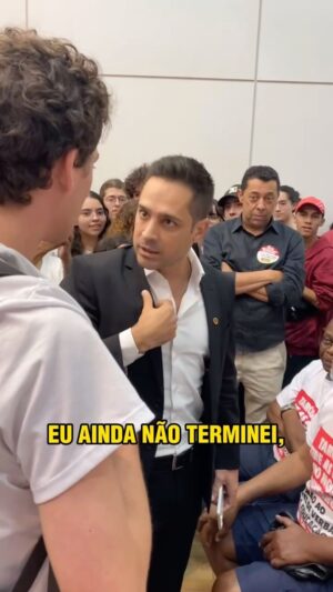 Leonardo Siqueira Instagram - Estavam impedindo a sessão que eu estava! Óbvio que fui lá!