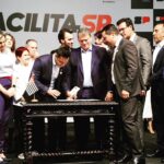 Leonardo Siqueira Instagram - O SEU VOTO NÃO FOI EM VÃO! E eu sei que esse é o medo de muitos na hora de escolher em quem votar: “será que – de novo – vou votar em alguém que promete, some e reaparece depois de 4 anos com novas promessas?” E eu confesso que esse também era meu medo. Não o medo de enganar quem me elegeu, porque quem me conhece sabe que eu jamais faria isso. Mas o medo de não ser capaz de entregar algo relevante, de fato, para a sociedade. O medo não era em vão. Quem conhece o mundo da política sabe o quão difícil é fazer um Projeto de Lei relevante. Soma-se a isso, o fato de que sou o ÚNICO eleito pelo @partidonovo30 em São Paulo. Estou no meu primeiro mandato, com apenas 6 meses de trabalho. A ceticismo de muitos era verbalizado: “você não vai conseguir fazer nada de relevante...”. Incrivelmente, eram os mesmo que diziam que não tem como entrar na política sem ter alguém na família, sem ter muito dinheiro, ou sem ter alguém “lá dentro...” Prestem atenção em uma coisa. Aos que duvidam de vocês, responda apenas de uma forma: com trabalho! E quando o trabalho não trouxer os frutos na velocidade que você deseja, adicione resiliência. O resultado é este. Com menos de 7 meses de trabalho - SETE MESES - com apenas uma pessoa na bancada (eu rs), aprovamos um projeto de Lei POR Unanimdade, e mais do que isso: o governador de São Paulo sancionou o projeto. O que significa que o Projeto de Lei virou Lei e, a partir de amanhã, graças a esse projeto, se você tem um negócio de baixo risco no Estado, não dependerá mais do Estado para receber nenhuma licença. As soluções que precisamos pras nossas vidas, não sairão dos políticos, mas da sociedade! E a função do Estado é FACILITAR a vida de quem traz progresso e jamais DIFICULTAR a vida de quem gera emprego e cria oportunidades. - Aos céticos e descrentes: EU NÃO VOU OUVIR VOCÊS. E eu estarei, num futuro bem próximo, mais uma vez provando que vocês estão errados. - Aos que acreditam na capacidade de mudar as coisas ao nosso redor, nós estamos juntos nessa caminhada. - E aos 40 milhões de Paulistas, nós estamos aqui para vocês. No que depender de nós, São Paulo deve ser e vai continuar sendo a locomotiva desse país!