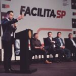Leonardo Siqueira Instagram - O SEU VOTO NÃO FOI EM VÃO! E eu sei que esse é o medo de muitos na hora de escolher em quem votar: “será que – de novo – vou votar em alguém que promete, some e reaparece depois de 4 anos com novas promessas?” E eu confesso que esse também era meu medo. Não o medo de enganar quem me elegeu, porque quem me conhece sabe que eu jamais faria isso. Mas o medo de não ser capaz de entregar algo relevante, de fato, para a sociedade. O medo não era em vão. Quem conhece o mundo da política sabe o quão difícil é fazer um Projeto de Lei relevante. Soma-se a isso, o fato de que sou o ÚNICO eleito pelo @partidonovo30 em São Paulo. Estou no meu primeiro mandato, com apenas 6 meses de trabalho. A ceticismo de muitos era verbalizado: “você não vai conseguir fazer nada de relevante...”. Incrivelmente, eram os mesmo que diziam que não tem como entrar na política sem ter alguém na família, sem ter muito dinheiro, ou sem ter alguém “lá dentro...” Prestem atenção em uma coisa. Aos que duvidam de vocês, responda apenas de uma forma: com trabalho! E quando o trabalho não trouxer os frutos na velocidade que você deseja, adicione resiliência. O resultado é este. Com menos de 7 meses de trabalho - SETE MESES - com apenas uma pessoa na bancada (eu rs), aprovamos um projeto de Lei POR Unanimdade, e mais do que isso: o governador de São Paulo sancionou o projeto. O que significa que o Projeto de Lei virou Lei e, a partir de amanhã, graças a esse projeto, se você tem um negócio de baixo risco no Estado, não dependerá mais do Estado para receber nenhuma licença. As soluções que precisamos pras nossas vidas, não sairão dos políticos, mas da sociedade! E a função do Estado é FACILITAR a vida de quem traz progresso e jamais DIFICULTAR a vida de quem gera emprego e cria oportunidades. - Aos céticos e descrentes: EU NÃO VOU OUVIR VOCÊS. E eu estarei, num futuro bem próximo, mais uma vez provando que vocês estão errados. - Aos que acreditam na capacidade de mudar as coisas ao nosso redor, nós estamos juntos nessa caminhada. - E aos 40 milhões de Paulistas, nós estamos aqui para vocês. No que depender de nós, São Paulo deve ser e vai continuar sendo a locomotiva desse país!
