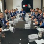 Leonardo Siqueira Instagram - 1 governador. 2 secretários de Estado. 10 deputados líderes dos seus partidos. Eu imagino o que você está sentindo. Um misto de não se sentir representado, com um misto de descrença que as soluções que vão melhorar sua vida saiam dessa sala. Eu entendo. Mas gostemos ou não, as leis e políticas do Estado sairão dessa sala. Eis a minha diferença entre os demais. Os políticos acreditam que as mudanças sairão dali! São eles que melhorarão a vida das pessoas. São eles que vão dar as soluções que a sociedade tanto procura! E se isso é verdade, eles querem cada vez mais dinheiro, mais verbas e poder dizer o que você pode ou não fazer. Eu não!!! Eu tenho a visão oposta. A visão de quem vai mudar nossa sociedade é justamente os brasileiros que NÃO estão nessa sala. O empreendedor que está arriscando agora e tendo uma ideia nova. O dono de um restaurante que pegou um empréstimo no banco para abrir mais uma unidade. O comerciante que está abrindo uma padaria e empregando 6 pessoas. São eles, e não os 13 dessa sala, que irão mudar o país Oras, mas então o que você está fazendo ali? É simples! Eu estou tentando justamente passar essa mensagem. Eu estou produzindo leis que deixem os empreendedores agir livremente. Aliás acabamos de aprovar uma lei assim. Eu estou criando leis que limitem o poder dos governantes e dos políticos. E Produzindo leis que proíba um burocrata de terno e gravata de dizer O TEMPO TODO o que as pessoas devem fazer. Minha visão é simples, o governo deve ser apenas o passageiro. O motorista é a população que deve dizer para onde devemos ir. Nunca o contrário! Porque a solução para a política não é apenas colocar pessoas boas nessa sala. Porque isso nem sempre irá acontecer. A solução é criar regras para que as pessoas más que entrarem nela sejam obrigadas a se comportar da maneira desejada.