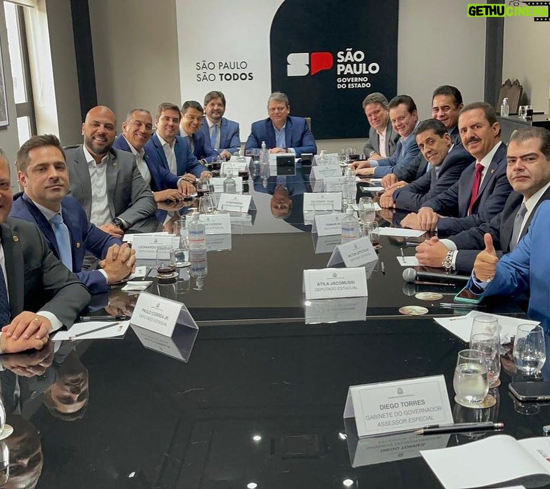Leonardo Siqueira Instagram - 1 governador. 2 secretários de Estado. 10 deputados líderes dos seus partidos. Eu imagino o que você está sentindo. Um misto de não se sentir representado, com um misto de descrença que as soluções que vão melhorar sua vida saiam dessa sala. Eu entendo. Mas gostemos ou não, as leis e políticas do Estado sairão dessa sala. Eis a minha diferença entre os demais. Os políticos acreditam que as mudanças sairão dali! São eles que melhorarão a vida das pessoas. São eles que vão dar as soluções que a sociedade tanto procura! E se isso é verdade, eles querem cada vez mais dinheiro, mais verbas e poder dizer o que você pode ou não fazer. Eu não!!! Eu tenho a visão oposta. A visão de quem vai mudar nossa sociedade é justamente os brasileiros que NÃO estão nessa sala. O empreendedor que está arriscando agora e tendo uma ideia nova. O dono de um restaurante que pegou um empréstimo no banco para abrir mais uma unidade. O comerciante que está abrindo uma padaria e empregando 6 pessoas. São eles, e não os 13 dessa sala, que irão mudar o país Oras, mas então o que você está fazendo ali? É simples! Eu estou tentando justamente passar essa mensagem. Eu estou produzindo leis que deixem os empreendedores agir livremente. Aliás acabamos de aprovar uma lei assim. Eu estou criando leis que limitem o poder dos governantes e dos políticos. E Produzindo leis que proíba um burocrata de terno e gravata de dizer O TEMPO TODO o que as pessoas devem fazer. Minha visão é simples, o governo deve ser apenas o passageiro. O motorista é a população que deve dizer para onde devemos ir. Nunca o contrário! Porque a solução para a política não é apenas colocar pessoas boas nessa sala. Porque isso nem sempre irá acontecer. A solução é criar regras para que as pessoas más que entrarem nela sejam obrigadas a se comportar da maneira desejada.