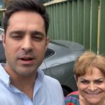 Leonardo Siqueira Instagram - As pessoas julgam! Eu estou acostumado! Vêem as roupas que eu uso, os lugares que frequento, o diploma que eu obtive! E acha que ganhei tudo isso de graça. O que muitos não sabem é que cresci perto de Itaquera, sou filho de um professora que dá aula há 40 anos dentro comunidade, meu pai era mecânico de avião e faleceu quando eu tinha 18 anos. Entrei na FGV com bolsa. Fiz mestrado com uma vaquinha coletiva. Mas tudo que fiz, foi porque minha mãe sacrificou as coisas, me mostrou a importância da educação e jamais desistiu da gente!