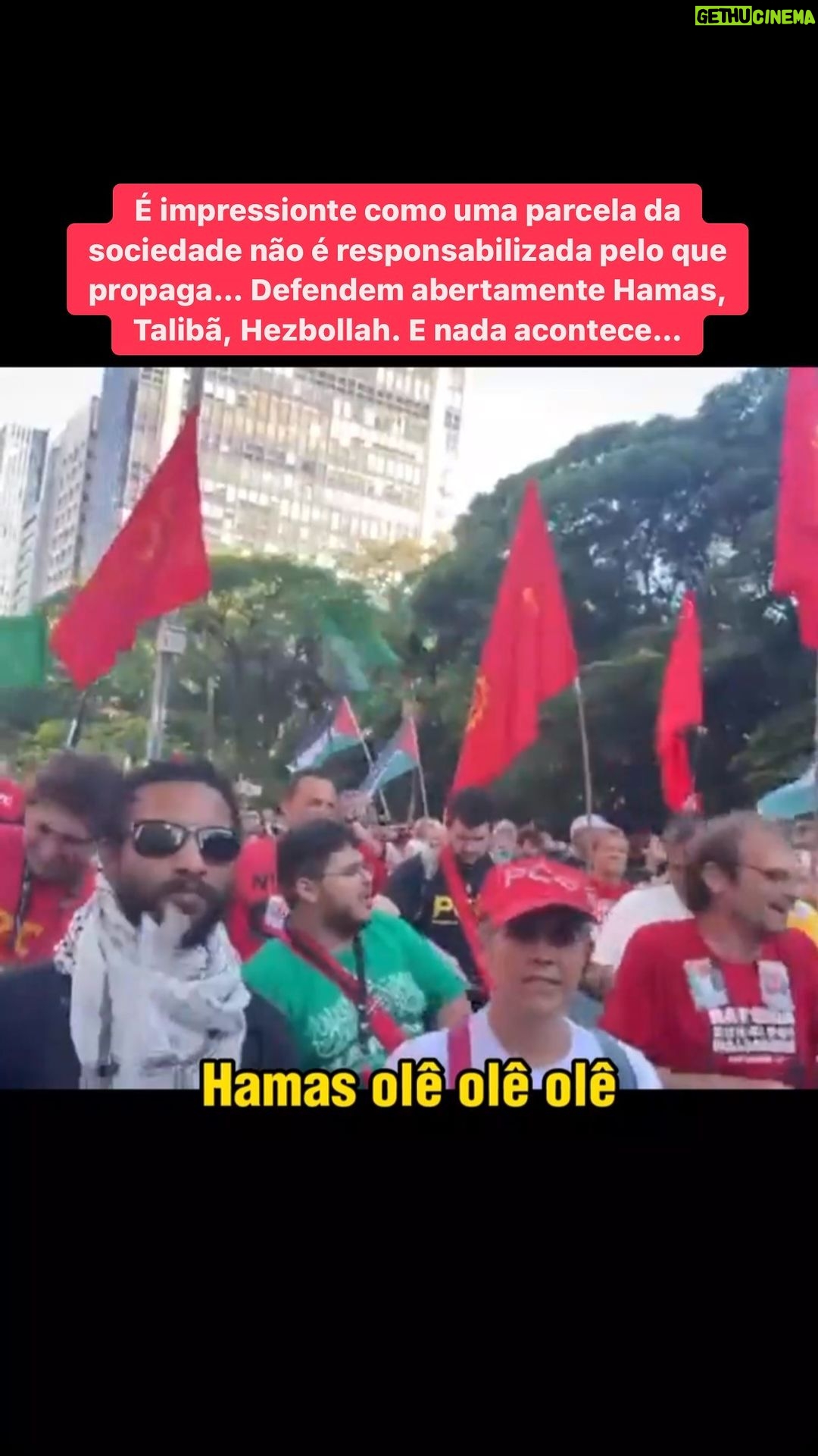 Leonardo Siqueira Instagram - Chamam todos de facistas, machistas e homofóbicos. Mas vão às ruas defender um grupo teocrático que mata gays, não te dá direito a escolher sua religião, e não dá nenhum direito às mulheres. Ou seja, hipocrisia. São adultos que decidem DESTRUIR o futuro deles colocando o a energia e o tempo deles nessas pautas.