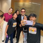Leonardo Siqueira Instagram - No post anterior vocês viram o que fizemos em menos de um ano de mandato. Afastamos um Sindicalista no fundo de Pensão do Banco do Brasil, aprovamos um projeto de Lei, Sancionamos esse projeto de Lei, estamos com uma ação para afastar 3 conselheiros políticos da Petrobrás, fomos uma das principais vozes na Desestatização da Sabesp! Pra quem conhece o sistema político, sabe que é muito difícil fazer o que fizemos sendo novato na política, sendo o único do Partido, sem “padrinho” político em 4 anos, imagine em 10 meses! Embora eu acredite que isso seja muito eu não acho que possa ser minha maior contribuição. Sozinho não fazemos mudanças maiores. E para mudar mais e mais rápidos precisamos de mais pessoas boas na política e acreditando nela! Por isso, eu acredito que minha maior contribuição é justamente essa foto! São jovens que pedem pra tirar foto com um político! Porque vêem - de alguma forma - alguém em que se inspirar. E mesmo por aqui, vemos muitos dizendo que nunca se sentiram tão bem representados. A minha maior contribuição não serão os meus votos na Assembléia, nem sequer os projetos aprovados. Mas será o de inspirar novas pessoas e fazer com que muitos que, por um momento perderam as esperanças, volte a acreditar que é possível! Que é possível mudar de vida pelo esforço próprio e com muita dedicação! Que a meritocracia é a base de uma sociedade com sucesso. E que também a meritocracia não chega pra todos! Que é possível defender um ponto de vista baseado nos resultados e nāo no fanatismo ideológico. E não é que eu não erre. Pelo contrário, eu erro e muito! Porque arrisco! E quem arrisca erra! Mas a diferença é que temos humildade suficiente para aprender e mudarmos de opinião quando for preciso! Esse será o maior legado. No final das contas o que importa é quantas vidas você mudou, quantos você tocou e quantos você inspirou.