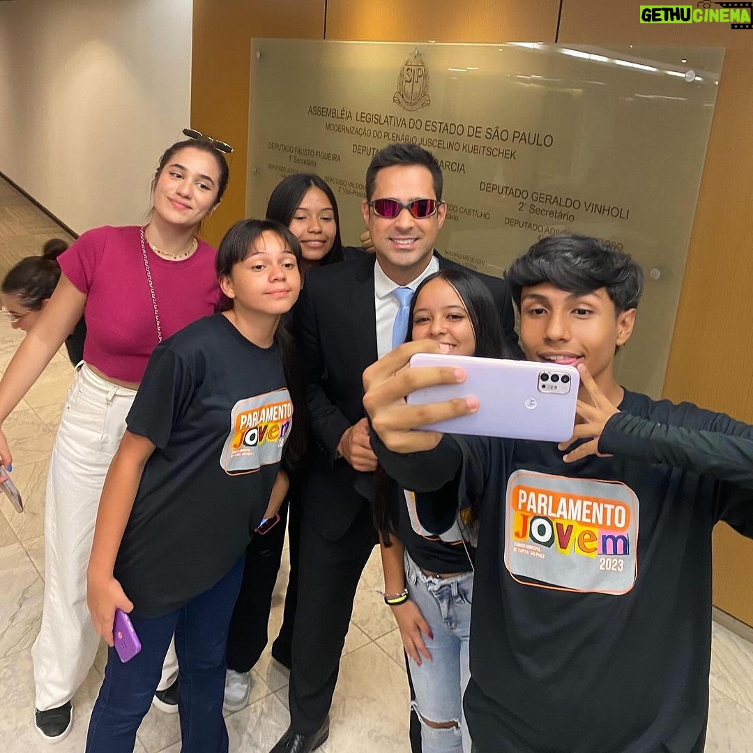 Leonardo Siqueira Instagram - No post anterior vocês viram o que fizemos em menos de um ano de mandato. Afastamos um Sindicalista no fundo de Pensão do Banco do Brasil, aprovamos um projeto de Lei, Sancionamos esse projeto de Lei, estamos com uma ação para afastar 3 conselheiros políticos da Petrobrás, fomos uma das principais vozes na Desestatização da Sabesp! Pra quem conhece o sistema político, sabe que é muito difícil fazer o que fizemos sendo novato na política, sendo o único do Partido, sem “padrinho” político em 4 anos, imagine em 10 meses! Embora eu acredite que isso seja muito eu não acho que possa ser minha maior contribuição. Sozinho não fazemos mudanças maiores. E para mudar mais e mais rápidos precisamos de mais pessoas boas na política e acreditando nela! Por isso, eu acredito que minha maior contribuição é justamente essa foto! São jovens que pedem pra tirar foto com um político! Porque vêem - de alguma forma - alguém em que se inspirar. E mesmo por aqui, vemos muitos dizendo que nunca se sentiram tão bem representados. A minha maior contribuição não serão os meus votos na Assembléia, nem sequer os projetos aprovados. Mas será o de inspirar novas pessoas e fazer com que muitos que, por um momento perderam as esperanças, volte a acreditar que é possível! Que é possível mudar de vida pelo esforço próprio e com muita dedicação! Que a meritocracia é a base de uma sociedade com sucesso. E que também a meritocracia não chega pra todos! Que é possível defender um ponto de vista baseado nos resultados e nāo no fanatismo ideológico. E não é que eu não erre. Pelo contrário, eu erro e muito! Porque arrisco! E quem arrisca erra! Mas a diferença é que temos humildade suficiente para aprender e mudarmos de opinião quando for preciso! Esse será o maior legado. No final das contas o que importa é quantas vidas você mudou, quantos você tocou e quantos você inspirou.