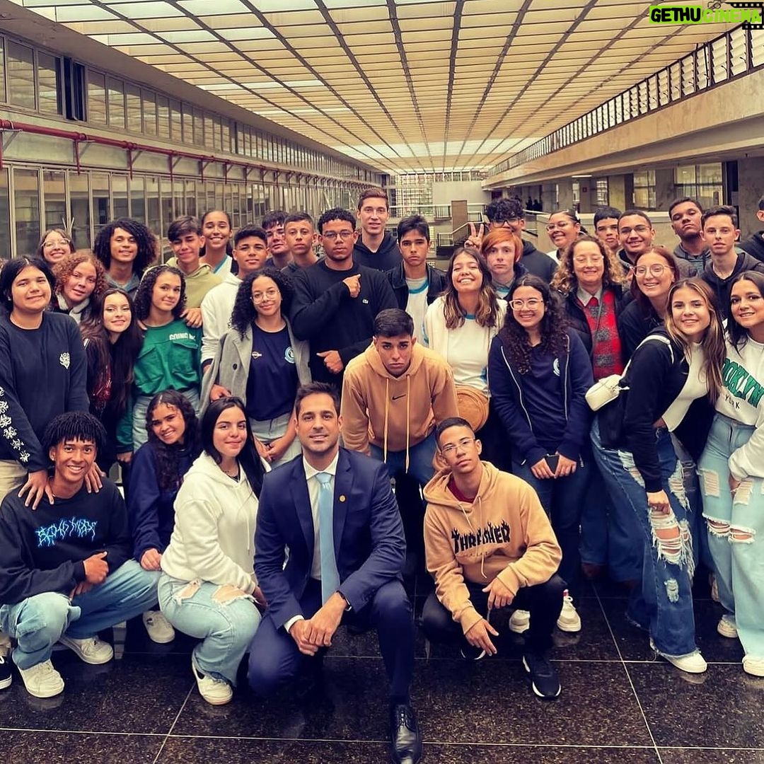 Leonardo Siqueira Instagram - No post anterior vocês viram o que fizemos em menos de um ano de mandato. Afastamos um Sindicalista no fundo de Pensão do Banco do Brasil, aprovamos um projeto de Lei, Sancionamos esse projeto de Lei, estamos com uma ação para afastar 3 conselheiros políticos da Petrobrás, fomos uma das principais vozes na Desestatização da Sabesp! Pra quem conhece o sistema político, sabe que é muito difícil fazer o que fizemos sendo novato na política, sendo o único do Partido, sem “padrinho” político em 4 anos, imagine em 10 meses! Embora eu acredite que isso seja muito eu não acho que possa ser minha maior contribuição. Sozinho não fazemos mudanças maiores. E para mudar mais e mais rápidos precisamos de mais pessoas boas na política e acreditando nela! Por isso, eu acredito que minha maior contribuição é justamente essa foto! São jovens que pedem pra tirar foto com um político! Porque vêem - de alguma forma - alguém em que se inspirar. E mesmo por aqui, vemos muitos dizendo que nunca se sentiram tão bem representados. A minha maior contribuição não serão os meus votos na Assembléia, nem sequer os projetos aprovados. Mas será o de inspirar novas pessoas e fazer com que muitos que, por um momento perderam as esperanças, volte a acreditar que é possível! Que é possível mudar de vida pelo esforço próprio e com muita dedicação! Que a meritocracia é a base de uma sociedade com sucesso. E que também a meritocracia não chega pra todos! Que é possível defender um ponto de vista baseado nos resultados e nāo no fanatismo ideológico. E não é que eu não erre. Pelo contrário, eu erro e muito! Porque arrisco! E quem arrisca erra! Mas a diferença é que temos humildade suficiente para aprender e mudarmos de opinião quando for preciso! Esse será o maior legado. No final das contas o que importa é quantas vidas você mudou, quantos você tocou e quantos você inspirou.