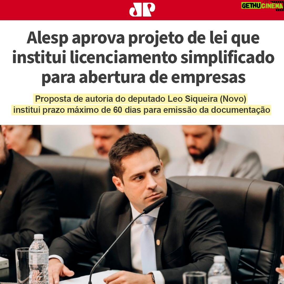 Leonardo Siqueira Instagram - O que fizemos em 10 meses de trabalho? - Entramos com uma ação para afastar o presidente da Previ. (Foi afastado, mas, infelizmente, voltou) - Entramos com uma ação para afastar 3 conselheiros da Petrobrás por desobediência ao Estatuto. (Está sendo julgado). - Fui indicado para o Conselho da USP. - Aprovamos um projeto de Lei de Licenciamento Simplificado que extingue centenas de alvarás para empresas de baixo e médio risco. - Fomos uma das principais vozes na Assembleia pela Desestatização da Sabesp. Isso porque não deu nem 1 ano de mandato...