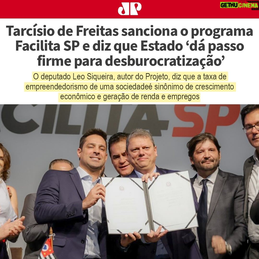 Leonardo Siqueira Instagram - O que fizemos em 10 meses de trabalho? - Entramos com uma ação para afastar o presidente da Previ. (Foi afastado, mas, infelizmente, voltou) - Entramos com uma ação para afastar 3 conselheiros da Petrobrás por desobediência ao Estatuto. (Está sendo julgado). - Fui indicado para o Conselho da USP. - Aprovamos um projeto de Lei de Licenciamento Simplificado que extingue centenas de alvarás para empresas de baixo e médio risco. - Fomos uma das principais vozes na Assembleia pela Desestatização da Sabesp. Isso porque não deu nem 1 ano de mandato...