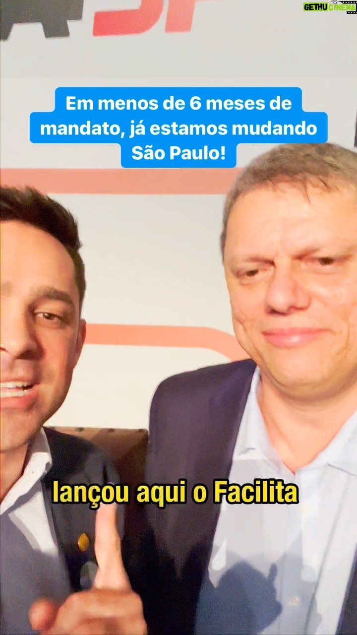 Leonardo Siqueira Instagram - A redução da burocracia é o maior programa de desenvolvimento econômico que um governo pode fazer hoje no Brasil. E foi isso que nossa Lei fez! Agora, todo empreendedor com um negócio de baixo risco vai poder abrir sua empresa sem depender das licenças do Estado. Quem gera emprego é o empreendedor e não o político. E a função do Estado é facilitar a vida dos empreendedores. E jamais dificultar.