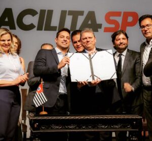 Leonardo Siqueira Instagram - O SEU VOTO NÃO FOI EM VÃO!

E eu sei que esse é o medo de muitos na hora de escolher em quem votar: “será que – de novo – vou votar em alguém que promete, some e reaparece depois de 4 anos com novas promessas?”

E eu confesso que esse também era meu medo. Não o medo de enganar quem me elegeu, porque quem me conhece sabe que eu jamais faria isso. Mas o medo de não ser capaz de entregar algo relevante, de fato, para a sociedade.

O medo não era em vão. 

Quem conhece o mundo da política sabe o quão difícil é fazer um Projeto de Lei relevante. Soma-se a isso, o fato de que sou o ÚNICO eleito pelo @partidonovo30 em São Paulo. Estou no meu primeiro mandato, com apenas 6 meses de trabalho.

A ceticismo de muitos era verbalizado: “você não vai conseguir fazer nada de relevante...”. Incrivelmente, eram os mesmo que diziam que não tem como entrar na política sem ter alguém na família, sem ter muito dinheiro, ou sem ter alguém “lá dentro...”

Prestem atenção em uma coisa. Aos que duvidam de vocês, responda apenas de uma forma: com trabalho! E quando o trabalho não trouxer os frutos na velocidade que você deseja, adicione resiliência.

O resultado é este. Com menos de 7 meses de trabalho - SETE MESES - com apenas uma pessoa na bancada (eu rs), aprovamos um projeto de Lei POR Unanimdade, e mais do que isso:  o governador de São Paulo sancionou o projeto.

O que significa que o Projeto de Lei virou Lei e, a partir de amanhã, graças a esse projeto, se você tem um negócio de baixo risco no Estado, não dependerá mais do Estado para receber nenhuma licença.

As soluções que precisamos pras nossas vidas, não sairão dos políticos, mas da sociedade! E a função do Estado é FACILITAR  a vida de quem traz progresso e jamais DIFICULTAR a vida de quem gera emprego e cria oportunidades.

- Aos céticos e descrentes: EU NÃO VOU OUVIR VOCÊS. E eu estarei, num futuro bem próximo, mais uma vez provando que vocês estão errados.
- Aos que acreditam na capacidade de mudar as coisas ao nosso redor, nós estamos juntos nessa caminhada.
- E aos 40 milhões de Paulistas, nós estamos aqui para vocês.

No que depender de nós, São Paulo deve ser e vai continuar sendo a locomotiva desse país!