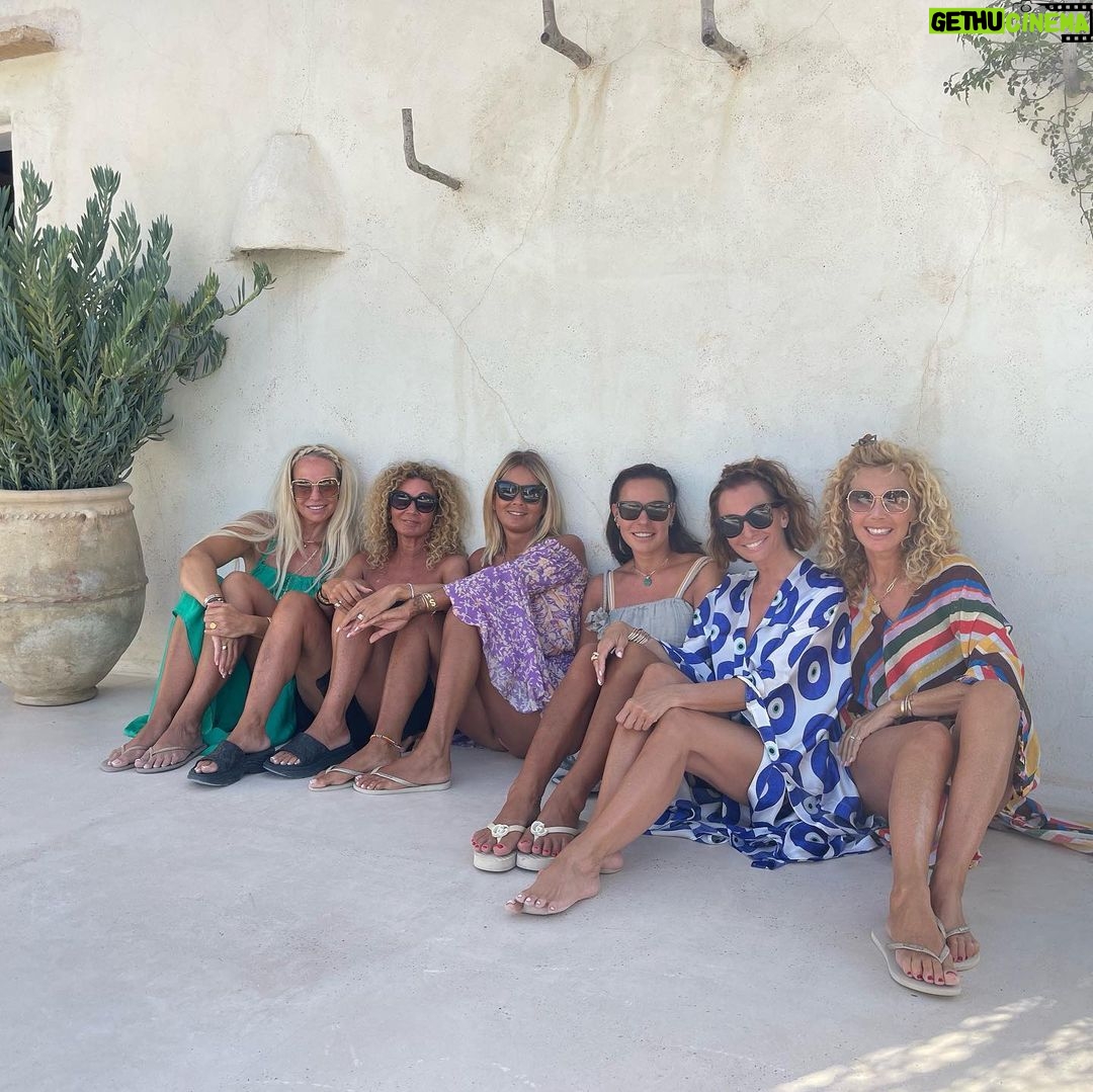 Leontine Borsato Instagram - Lieve golden girls, wat een rijkdom om jullie al ruim 30 jaar in mijn hart te hebben. Samen zoveel beleefd, zoveel gedeeld, mooie én moeilijke momenten, jullie zijn er altijd voor mij. Ik ben een gezegend mens. Love you girls to the max 🫶🏼 Jondal