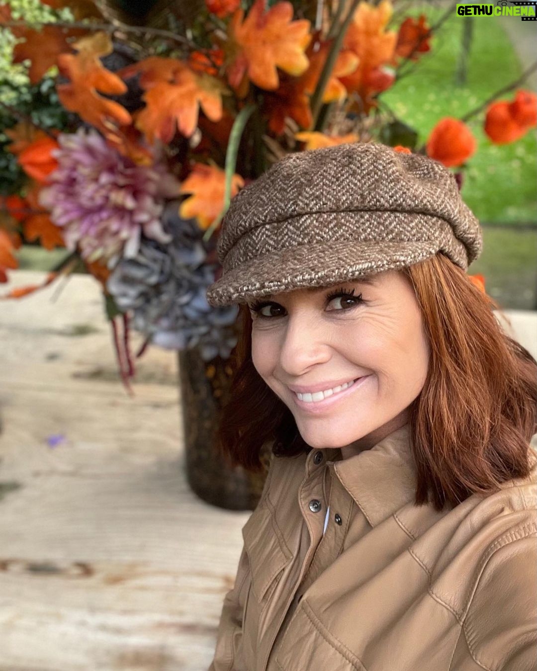 Leontine Borsato Instagram - Het duurt niet lang meer en dan tikt de regen weer regelmatig tegen de ramen en raast er een gure wind over ons land. De kaarsjes gaan hier iedere avond al weer aan; De herfst heeft duidelijk zijn intrede gemaakt. In het najaar kunnen we allemaal wel wat extra vitaminen gebruiken, niet alleen in onze voeding, ook op onze huid. Daarom ben ik weer begonnen om de C E Ferulic in mn dagelijkse ochtend skin-care routine te verwerken. Dit vitamine C serum biedt oa bescherming tegen externe agressoren zoals infraroodstraling, luchtvervuiling en blauw licht van je telefoon en pakt fijne lijntjes en rimpeltjes aan. Daarnaast verstevigt het de huid. Dit serum is echt één van mijn favorieten. Ik heb t al eens eerder gezegd, het resultaat is verbluffend snel te zien. Ben benieuwd of jullie al bekend zijn met de producten van SkinCeuticals en wat jullie ervan vinden? Laten jullie een reactie achter in de comments? #CEFerulic #SkinCeuticals #skincare #partner Huizen