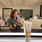 Leontine Borsato Instagram - Zoals jullie misschien wel weten hou ik ervan om veel uit te proberen met mijn haar. Van lang naar kort, van stijl naar krullen, van donker naar blond enz…… En toch kom ik vaak weer uit op de kleur koper. Zeker na de zomer wanneer de herfst weer in de lucht hangt krijg ik zin in deze kleur….. Nu vervagen de rood tinten altijd wat na een aantal wasbeurten en dat is jammer. Daar is nu iets voor, namelijk de @biolage colorbalm die je zelf thuis kunt gebruiken tussen de kleurbeurten door bij je kapper. Zo hou je de kleur optimaal en mooi fris! Ze zijn in meerdere kleuren te verkrijgen dus voor ieder wat wils….. @biolage #BiolageColorbalm #partner