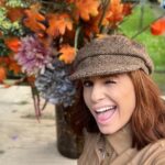 Leontine Borsato Instagram - Het duurt niet lang meer en dan tikt de regen weer regelmatig tegen de ramen en raast er een gure wind over ons land. De kaarsjes gaan hier iedere avond al weer aan; De herfst heeft duidelijk zijn intrede gemaakt. In het najaar kunnen we allemaal wel wat extra vitaminen gebruiken, niet alleen in onze voeding, ook op onze huid. Daarom ben ik weer begonnen om de C E Ferulic in mn dagelijkse ochtend skin-care routine te verwerken. Dit vitamine C serum biedt oa bescherming tegen externe agressoren zoals infraroodstraling, luchtvervuiling en blauw licht van je telefoon en pakt fijne lijntjes en rimpeltjes aan. Daarnaast verstevigt het de huid. Dit serum is echt één van mijn favorieten. Ik heb t al eens eerder gezegd, het resultaat is verbluffend snel te zien. Ben benieuwd of jullie al bekend zijn met de producten van SkinCeuticals en wat jullie ervan vinden? Laten jullie een reactie achter in de comments? #CEFerulic #SkinCeuticals #skincare #partner Huizen