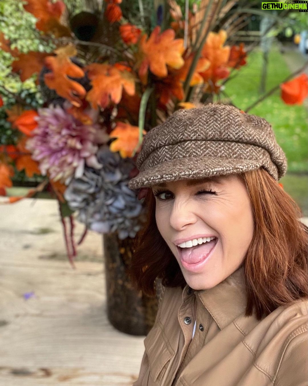 Leontine Borsato Instagram - Het duurt niet lang meer en dan tikt de regen weer regelmatig tegen de ramen en raast er een gure wind over ons land. De kaarsjes gaan hier iedere avond al weer aan; De herfst heeft duidelijk zijn intrede gemaakt. In het najaar kunnen we allemaal wel wat extra vitaminen gebruiken, niet alleen in onze voeding, ook op onze huid. Daarom ben ik weer begonnen om de C E Ferulic in mn dagelijkse ochtend skin-care routine te verwerken. Dit vitamine C serum biedt oa bescherming tegen externe agressoren zoals infraroodstraling, luchtvervuiling en blauw licht van je telefoon en pakt fijne lijntjes en rimpeltjes aan. Daarnaast verstevigt het de huid. Dit serum is echt één van mijn favorieten. Ik heb t al eens eerder gezegd, het resultaat is verbluffend snel te zien. Ben benieuwd of jullie al bekend zijn met de producten van SkinCeuticals en wat jullie ervan vinden? Laten jullie een reactie achter in de comments? #CEFerulic #SkinCeuticals #skincare #partner Huizen