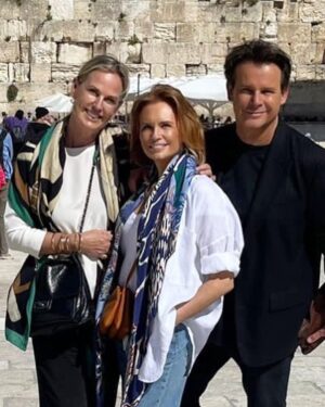 Leontine Borsato Instagram - Al lang .. heel lang, wilden wij naar Israël… Tel aviv ..Jeruzalem! Dat mogen doen met elkaar is ongelofelijk speciaal! Naar plekken gaan waar je je hele leven over hebt gehoord en gelezen .. over stenen lopen die een paar duizend jaar oud zijn… de geschiedenis voelen én zien …dat is onbeschrijfelijk bijzonder!!! @mariavkslk @leontineborsato @lecolook #thatswhatfriendsarefor #❤️