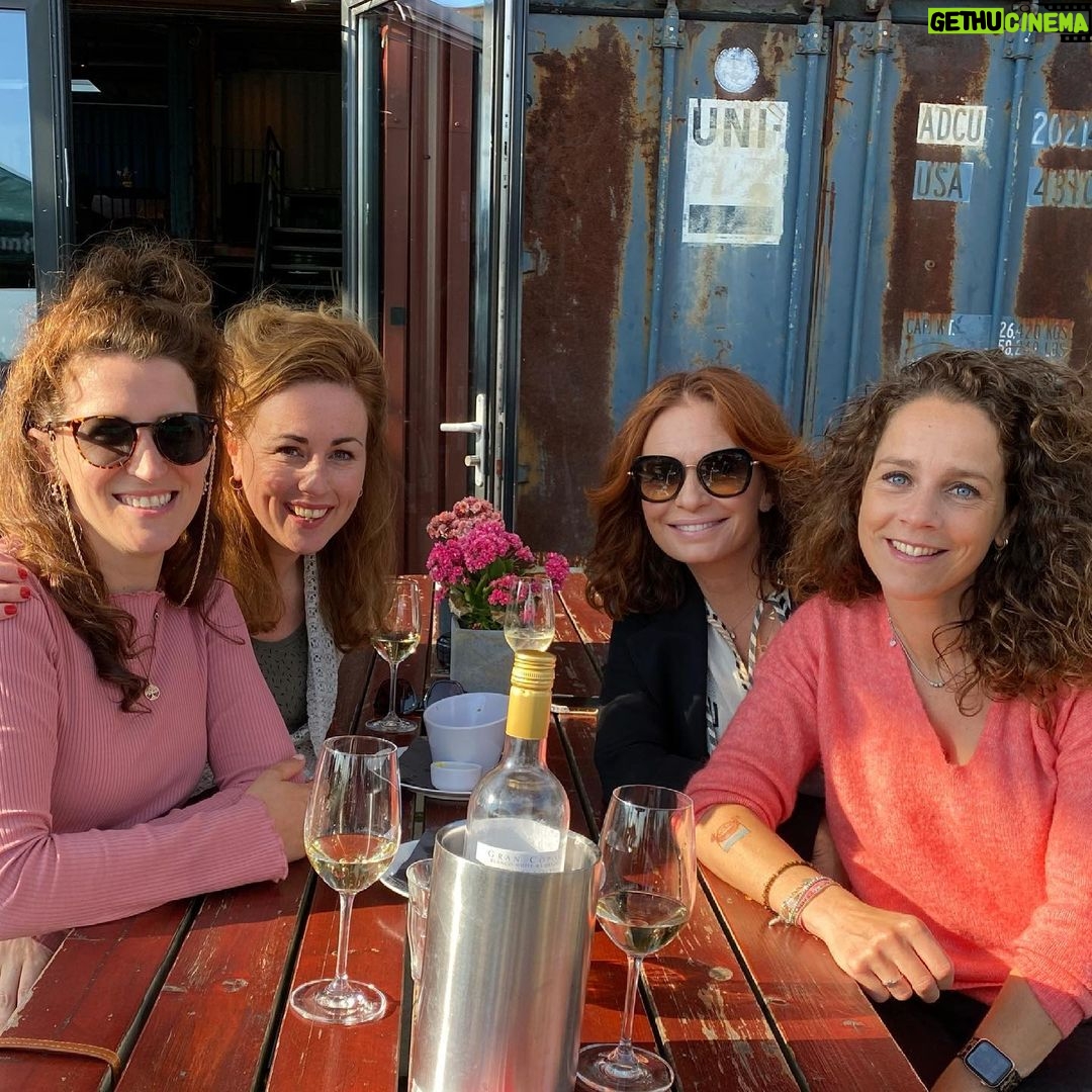 Leontine Borsato Instagram - ❤️ #Friends #10jaarvriendschap #hartinaktie #loveyougirls pllek