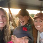 Leontine Borsato Instagram - Wat een onvergetelijke reis, wat een beleving, wat een schoonheid! Ik was al verliefd op Afrika door de vele reizen die ik gemaakt heb voor Cordaid Memisa, de lieve mensen, de prachtige dieren én de geweldige natuur, ze zitten voor altijd in mijn hart 💛 Dit was een droomvakantie met bijzondere vriendinnen, stuk voor stuk vrouwen die heerlijk gek, mooi, puur, grappig, lief en spiritueel zijn en deze reis heeft ons nog dichter bij elkaar gebracht en daar ben ik mega dankbaar voor. Dank lieve Selma & Ngomi voor het samenstellen van deze bizar mooie magische reis, het was er 1 met een dikke gouden rand 💛 Hakuna Matata @makasasafaris Tanzania