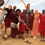 Leontine Borsato Instagram - Wat een onbeschrijfelijke ervaring om bij de Amini Maasai te verblijven. Wat een warm welkom, zulke vriendelijke mensen, mooie gesprekken en uitleg over de projecten voor educatie, gezondheid, voedsel, werk en water die je steunt door hier te verblijven. Wij hebben geslapen in prachtige hutten, gemaakt zoals de originele Maasai huisjes met uitzicht op de Kilimanjaro. 😍 Wij hebben leren speerwerpen, sundowner dans gedaan, gesprekken gehad rond het kampvuur waar het eten wordt gedeeld. Met twee mooie uitspraken die ontzettend veel indruk op ons hebben gemaakt; “Haraka haraka haina Baraka” “Haast je niet, het brengt je niks” “Haloo halomalote halo nale halomalote“ “Wij zeggen gedag maar niet voor altijd” Wat zijn we dankbaar lieve Selma & Ngomi dat jullie dit aan ons hebben laten zien. Een waanzinnige, ongelooflijke ervaring vol verwondering 🙏🏼 Original Maasai Lodge - Africa Amini Life