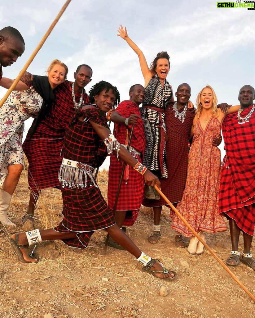 Leontine Borsato Instagram - Wat een onbeschrijfelijke ervaring om bij de Amini Maasai te verblijven. Wat een warm welkom, zulke vriendelijke mensen, mooie gesprekken en uitleg over de projecten voor educatie, gezondheid, voedsel, werk en water die je steunt door hier te verblijven. Wij hebben geslapen in prachtige hutten, gemaakt zoals de originele Maasai huisjes met uitzicht op de Kilimanjaro. 😍 Wij hebben leren speerwerpen, sundowner dans gedaan, gesprekken gehad rond het kampvuur waar het eten wordt gedeeld. Met twee mooie uitspraken die ontzettend veel indruk op ons hebben gemaakt; “Haraka haraka haina Baraka” “Haast je niet, het brengt je niks” “Haloo halomalote halo nale halomalote“ “Wij zeggen gedag maar niet voor altijd” Wat zijn we dankbaar lieve Selma & Ngomi dat jullie dit aan ons hebben laten zien. Een waanzinnige, ongelooflijke ervaring vol verwondering 🙏🏼 Original Maasai Lodge - Africa Amini Life