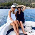 Leontine Borsato Instagram - Wat was het een bijzondere week met zoveel liefde, vriendschap en verbinding. Al ruim 10 jaar beleven we deze vriendschap waarin we allebei zó onszelf mogen en kunnen zijn, waarin we niet uitgepraat raken, maar waar ook stiltes mogen vallen. Waarin we merken hoeveel we gemeen hebben, maar ook een spiegel kunnen voorhouden en elkaar op bepaalde vlakken kunnen aanvullen. Ik vind het zo bijzonder dat jij jouw happy place met mij wilde delen lieve @lonnekenooteboom . Een week met zijn tweetjes heeft ons nóg dichter bij elkaar gebracht. ♥️ Volgende maand weer? 🫶😆