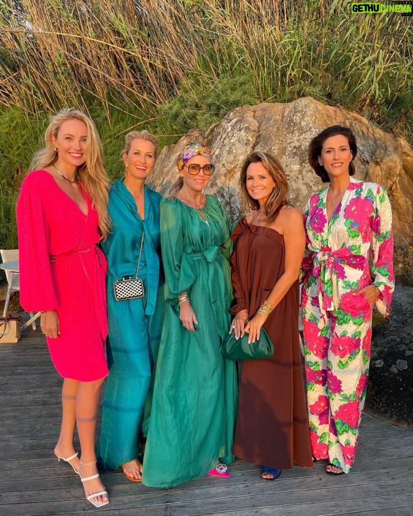 Leontine Borsato Instagram - Onwijs dankbaar dat ik met deze mooie en lieve vrouwen een paar dagen op het heerlijke eiland Sicilië mag zijn om de verjaardag van onze vriendin Lonneke te vieren. 🙌🏼🥂☀️♥️ dresscode color blocking 🤣 #delonnekemethode Club Med Cefalù