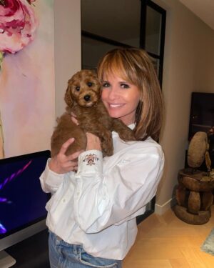 Leontine Borsato Instagram - Update week 1 met Obi 🐾 
 
Het gaat geweldig, Obi slaapt de hele nacht door in haar bench en is overdag vooral lief , heel ondeugend en op avontuur 😂…… En ook Bella begint al aardig te wennen aan ons nieuwe gezinslid. 

Kortom; Ik ben compleet verliefd 🥰