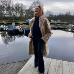 Leontine Borsato Instagram – IK MAG IETS TE GEKS WEGGEVEN // Vanwege de feestelijke december maand mag ik een compleet verzorgde getaway pakket t.w.v. €1500,- bij @havenlakevillage (met jouw 3 leuksten) + één @ibanafashion outfit voor jezelf (jas, top en broek) naar keuze weggeven. Tijdens de getaway in deze prachtige villa, inclusief ontbijt mag je gebruik maken van alle luxe die de villa te bieden heeft. Dit is toch geweldig?! 🤩🤩 Hoe maak je de meeste kans om te winnen? 

–  Als je deze foto liked
–  Je maakt meer kans als je de drie mensen tagt met wie je graag een nachtje weg zou willen bij Haven Lake Village en door allemaal de volgende accounts te volgen; @ibanafashion & @havenlakevillage.
–  Extra leuk als jullie deze post ook reposten in je story.

Op woensdag 20 december maakt @leontineborsato via Instagram stories de winnaar bekend. Good luck! 🥳