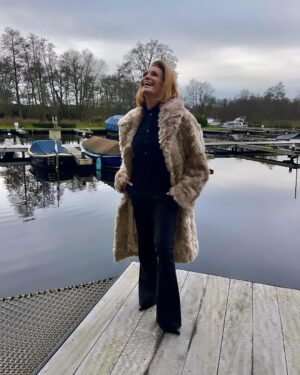 Leontine Borsato Instagram - IK MAG IETS TE GEKS WEGGEVEN // Vanwege de feestelijke december maand mag ik een compleet verzorgde getaway pakket t.w.v. €1500,- bij @havenlakevillage (met jouw 3 leuksten) + één @ibanafashion outfit voor jezelf (jas, top en broek) naar keuze weggeven. Tijdens de getaway in deze prachtige villa, inclusief ontbijt mag je gebruik maken van alle luxe die de villa te bieden heeft. Dit is toch geweldig?! 🤩🤩 Hoe maak je de meeste kans om te winnen? 

-  Als je deze foto liked
-  Je maakt meer kans als je de drie mensen tagt met wie je graag een nachtje weg zou willen bij Haven Lake Village en door allemaal de volgende accounts te volgen; @ibanafashion & @havenlakevillage.
-  Extra leuk als jullie deze post ook reposten in je story.

Op woensdag 20 december maakt @leontineborsato via Instagram stories de winnaar bekend. Good luck! 🥳