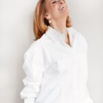Leontine Borsato Instagram – “Laat het los” 

Ik hoort het zo vaak voorbij komen. Maar hoe doe je dat eigenlijk? 
Er is geen standaard formule voor. 
Het is iets ongrijpbaars waar in ieder geval tijd voor nodig is, weet ik nu.
Tijd om te helen, tijd om te begrijpen wat het inhoudt en tijd om alles op z’n plek te laten vallen.
Precies daarom vind ik ouder worden eigenlijk ook heel fijn, het besef dat je geen controle hebt over wat je overkomt maar wél invloed hebt op hoe je er mee om gaat. 

Loslaten, daar gaat deze editie van het Manifestatie Magazine over.
Ik heb een heel fijn gesprek gehad met @lindadronkers, de oprichtster van dit prachtige blad.
Een gesprek waar ik me ontzettend veilig voelde, mezelf kon zijn en al mijn maskers durfde te laten vallen. Ik wil graag mijn verhaal met jullie delen om te mogen inspireren, om te kunnen motiveren en ben bovenal nieuwsgierig naar jullie reacties, jullie verhalen, wijsheid en eigen ervaringen.
 Liefs Leontine ♥️
 
Make-Up: @lecolook 
Fotografie: @linda_hemmes_photography 
Interview: @lindadronkers 
Stying: @zoewentink 
Locatie: @justanothershop.nl