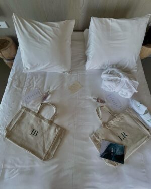 Leontine Borsato Instagram - Afgelopen week mochten Jada en ik 24 uur mee met La Mer. We konden kennis maken met de heerlijke producten van La Mer. Na een fantastische gezichtsbehandeling en massage hebben we genoten van het strand voor ons strandhotel Cadzand.
Na een lekkere mocktail hebben we mogen dineren in het mooie Pure C restaurant (mega aanrader, ontzettend lekker eten 😍!) 
Wat ik zo mooi vind aan de producten van La Mer is dat naast de heerlijke bekende geur, alle producten met elkaar te mengen zijn. En last but not least ondersteunen ze  met de La Mer Blue Heart Crème projecten voor het behoud van de oceanen wat ik echt fantastisch vind. 
Ongelofelijk genoten van deze overnachting samen met mijn knappe dochter en nog een aantal lieve en inspirerende andere dames! Dank lieve La Mer voor deze onvergetelijke ervaring. ❤️