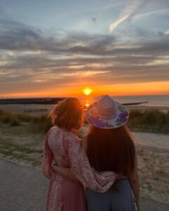 Leontine Borsato Instagram - Afgelopen week mochten Jada en ik 24 uur mee met La Mer. We konden kennis maken met de heerlijke producten van La Mer. Na een fantastische gezichtsbehandeling en massage hebben we genoten van het strand voor ons strandhotel Cadzand. Na een lekkere mocktail hebben we mogen dineren in het mooie Pure C restaurant (mega aanrader, ontzettend lekker eten 😍!) Wat ik zo mooi vind aan de producten van La Mer is dat naast de heerlijke bekende geur, alle producten met elkaar te mengen zijn. En last but not least ondersteunen ze met de La Mer Blue Heart Crème projecten voor het behoud van de oceanen wat ik echt fantastisch vind. Ongelofelijk genoten van deze overnachting samen met mijn knappe dochter en nog een aantal lieve en inspirerende andere dames! Dank lieve La Mer voor deze onvergetelijke ervaring. ❤️ Cadzand-Bad, Zeeland, Netherlands