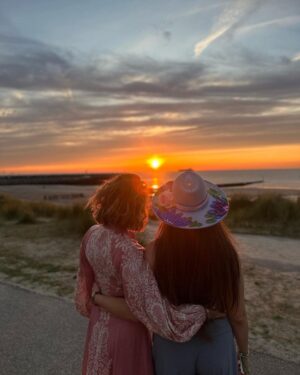 Leontine Borsato Instagram - Afgelopen week mochten Jada en ik 24 uur mee met La Mer. We konden kennis maken met de heerlijke producten van La Mer. Na een fantastische gezichtsbehandeling en massage hebben we genoten van het strand voor ons strandhotel Cadzand.
Na een lekkere mocktail hebben we mogen dineren in het mooie Pure C restaurant (mega aanrader, ontzettend lekker eten 😍!) 
Wat ik zo mooi vind aan de producten van La Mer is dat naast de heerlijke bekende geur, alle producten met elkaar te mengen zijn. En last but not least ondersteunen ze  met de La Mer Blue Heart Crème projecten voor het behoud van de oceanen wat ik echt fantastisch vind. 
Ongelofelijk genoten van deze overnachting samen met mijn knappe dochter en nog een aantal lieve en inspirerende andere dames! Dank lieve La Mer voor deze onvergetelijke ervaring. ❤️