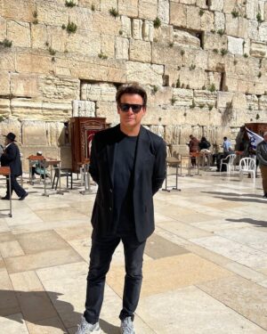 Leontine Borsato Instagram - Al lang .. heel lang, wilden wij naar Israël… Tel aviv ..Jeruzalem! Dat mogen doen met elkaar is ongelofelijk speciaal! Naar plekken gaan waar je je hele leven over hebt gehoord en gelezen .. over stenen lopen die een paar duizend jaar oud zijn… de geschiedenis voelen én zien …dat is onbeschrijfelijk bijzonder!!! @mariavkslk @leontineborsato @lecolook #thatswhatfriendsarefor #❤️
