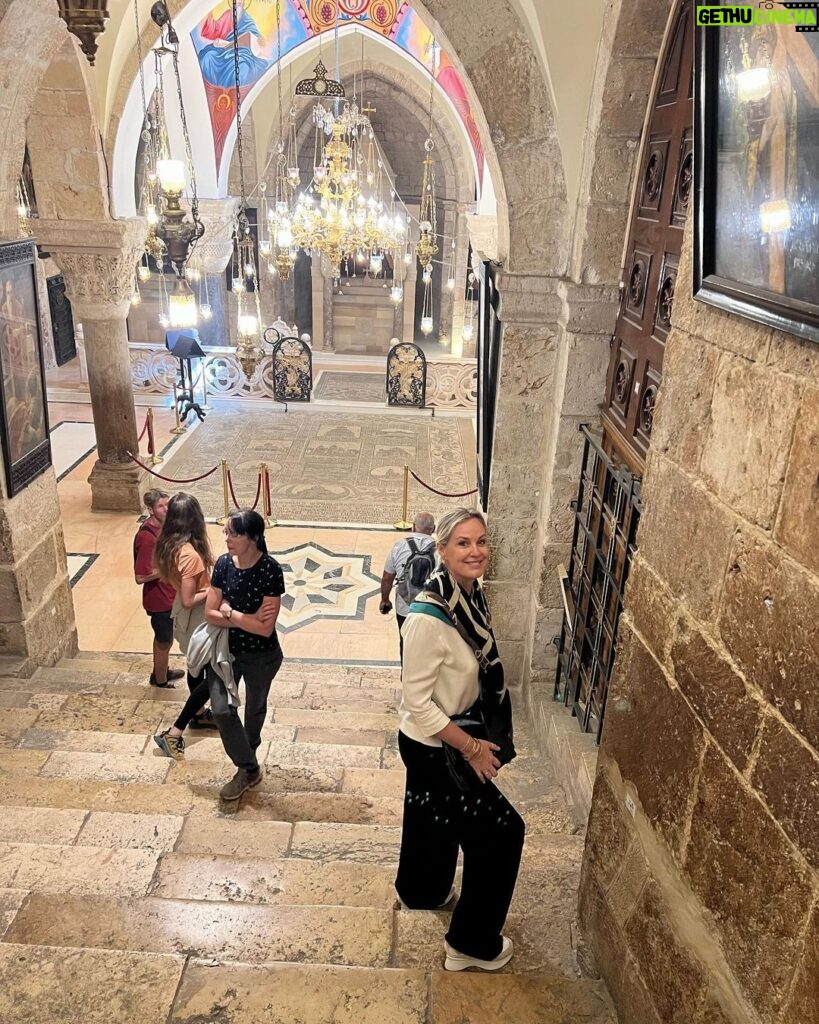 Leontine Borsato Instagram - Al lang .. heel lang, wilden wij naar Israël… Tel aviv ..Jeruzalem! Dat mogen doen met elkaar is ongelofelijk speciaal! Naar plekken gaan waar je je hele leven over hebt gehoord en gelezen .. over stenen lopen die een paar duizend jaar oud zijn… de geschiedenis voelen én zien …dat is onbeschrijfelijk bijzonder!!! @mariavkslk @leontineborsato @lecolook #thatswhatfriendsarefor #❤