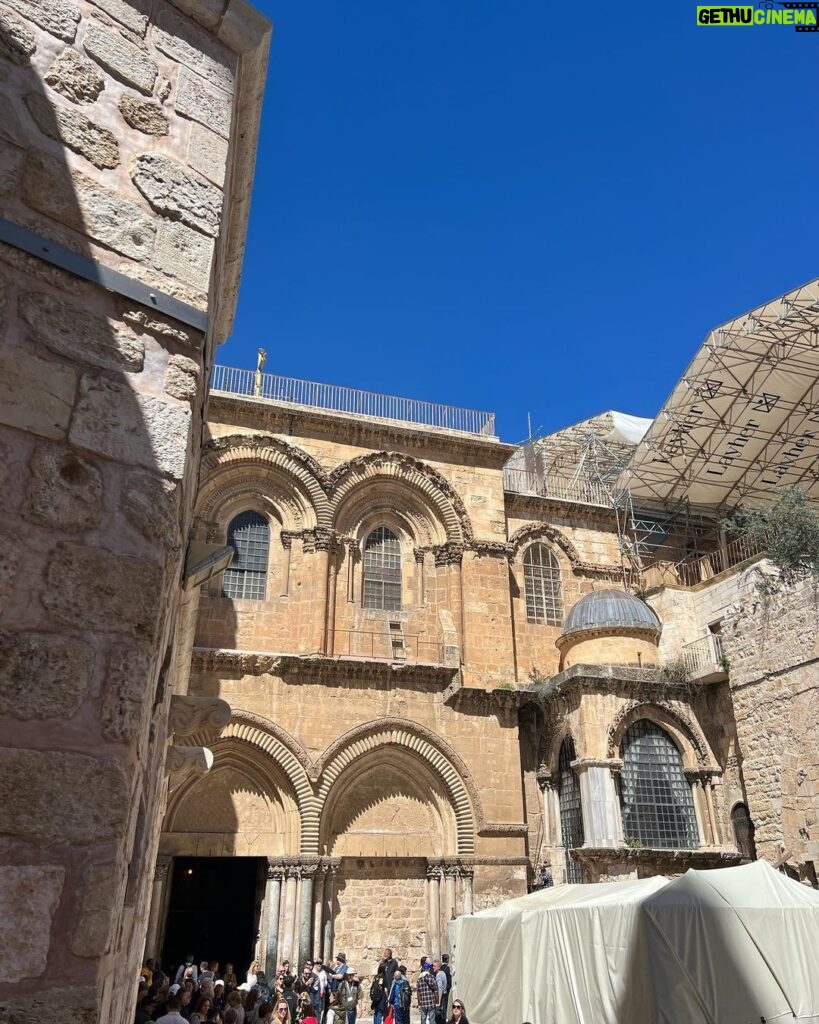 Leontine Borsato Instagram - Al lang .. heel lang, wilden wij naar Israël… Tel aviv ..Jeruzalem! Dat mogen doen met elkaar is ongelofelijk speciaal! Naar plekken gaan waar je je hele leven over hebt gehoord en gelezen .. over stenen lopen die een paar duizend jaar oud zijn… de geschiedenis voelen én zien …dat is onbeschrijfelijk bijzonder!!! @mariavkslk @leontineborsato @lecolook #thatswhatfriendsarefor #❤