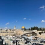 Leontine Borsato Instagram - Al lang .. heel lang, wilden wij naar Israël… Tel aviv ..Jeruzalem! Dat mogen doen met elkaar is ongelofelijk speciaal! Naar plekken gaan waar je je hele leven over hebt gehoord en gelezen .. over stenen lopen die een paar duizend jaar oud zijn… de geschiedenis voelen én zien …dat is onbeschrijfelijk bijzonder!!! @mariavkslk @leontineborsato @lecolook #thatswhatfriendsarefor #❤️