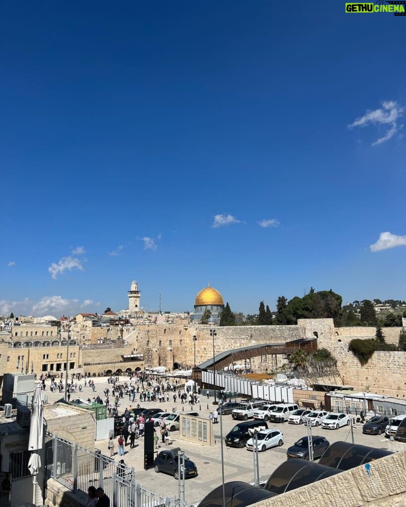 Leontine Borsato Instagram - Al lang .. heel lang, wilden wij naar Israël… Tel aviv ..Jeruzalem! Dat mogen doen met elkaar is ongelofelijk speciaal! Naar plekken gaan waar je je hele leven over hebt gehoord en gelezen .. over stenen lopen die een paar duizend jaar oud zijn… de geschiedenis voelen én zien …dat is onbeschrijfelijk bijzonder!!! @mariavkslk @leontineborsato @lecolook #thatswhatfriendsarefor #❤️
