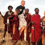 Leontine Borsato Instagram - Wat een onbeschrijfelijke ervaring om bij de Amini Maasai te verblijven. Wat een warm welkom, zulke vriendelijke mensen, mooie gesprekken en uitleg over de projecten voor educatie, gezondheid, voedsel, werk en water die je steunt door hier te verblijven. Wij hebben geslapen in prachtige hutten, gemaakt zoals de originele Maasai huisjes met uitzicht op de Kilimanjaro. 😍 Wij hebben leren speerwerpen, sundowner dans gedaan, gesprekken gehad rond het kampvuur waar het eten wordt gedeeld. Met twee mooie uitspraken die ontzettend veel indruk op ons hebben gemaakt; “Haraka haraka haina Baraka” “Haast je niet, het brengt je niks” “Haloo halomalote halo nale halomalote“ “Wij zeggen gedag maar niet voor altijd” Wat zijn we dankbaar lieve Selma & Ngomi dat jullie dit aan ons hebben laten zien. Een waanzinnige, ongelooflijke ervaring vol verwondering 🙏🏼 Original Maasai Lodge - Africa Amini Life