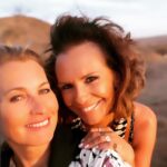 Leontine Borsato Instagram - Wat een onbeschrijfelijke ervaring om bij de Amini Maasai te verblijven. Wat een warm welkom, zulke vriendelijke mensen, mooie gesprekken en uitleg over de projecten voor educatie, gezondheid, voedsel, werk en water die je steunt door hier te verblijven. Wij hebben geslapen in prachtige hutten, gemaakt zoals de originele Maasai huisjes met uitzicht op de Kilimanjaro. 😍 Wij hebben leren speerwerpen, sundowner dans gedaan, gesprekken gehad rond het kampvuur waar het eten wordt gedeeld. Met twee mooie uitspraken die ontzettend veel indruk op ons hebben gemaakt; “Haraka haraka haina Baraka” “Haast je niet, het brengt je niks” “Haloo halomalote halo nale halomalote“ “Wij zeggen gedag maar niet voor altijd” Wat zijn we dankbaar lieve Selma & Ngomi dat jullie dit aan ons hebben laten zien. Een waanzinnige, ongelooflijke ervaring vol verwondering 🙏🏼 Original Maasai Lodge - Africa Amini Life