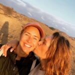 Leontine Borsato Instagram - Wat een onbeschrijfelijke ervaring om bij de Amini Maasai te verblijven. Wat een warm welkom, zulke vriendelijke mensen, mooie gesprekken en uitleg over de projecten voor educatie, gezondheid, voedsel, werk en water die je steunt door hier te verblijven. Wij hebben geslapen in prachtige hutten, gemaakt zoals de originele Maasai huisjes met uitzicht op de Kilimanjaro. 😍 Wij hebben leren speerwerpen, sundowner dans gedaan, gesprekken gehad rond het kampvuur waar het eten wordt gedeeld. Met twee mooie uitspraken die ontzettend veel indruk op ons hebben gemaakt; “Haraka haraka haina Baraka” “Haast je niet, het brengt je niks” “Haloo halomalote halo nale halomalote“ “Wij zeggen gedag maar niet voor altijd” Wat zijn we dankbaar lieve Selma & Ngomi dat jullie dit aan ons hebben laten zien. Een waanzinnige, ongelooflijke ervaring vol verwondering 🙏🏼 Original Maasai Lodge - Africa Amini Life