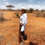 Leontine Borsato Instagram - Wat een onbeschrijfelijke ervaring om bij de Amini Maasai te verblijven. Wat een warm welkom, zulke vriendelijke mensen, mooie gesprekken en uitleg over de projecten voor educatie, gezondheid, voedsel, werk en water die je steunt door hier te verblijven. Wij hebben geslapen in prachtige hutten, gemaakt zoals de originele Maasai huisjes met uitzicht op de Kilimanjaro. 😍 Wij hebben leren speerwerpen, sundowner dans gedaan, gesprekken gehad rond het kampvuur waar het eten wordt gedeeld. Met twee mooie uitspraken die ontzettend veel indruk op ons hebben gemaakt; “Haraka haraka haina Baraka” “Haast je niet, het brengt je niks” “Haloo halomalote halo nale halomalote“ “Wij zeggen gedag maar niet voor altijd” Wat zijn we dankbaar lieve Selma & Ngomi dat jullie dit aan ons hebben laten zien. Een waanzinnige, ongelooflijke ervaring vol verwondering 🙏🏼 Original Maasai Lodge - Africa Amini Life