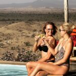 Leontine Borsato Instagram - Wat een onbeschrijfelijke ervaring om bij de Amini Maasai te verblijven. Wat een warm welkom, zulke vriendelijke mensen, mooie gesprekken en uitleg over de projecten voor educatie, gezondheid, voedsel, werk en water die je steunt door hier te verblijven. Wij hebben geslapen in prachtige hutten, gemaakt zoals de originele Maasai huisjes met uitzicht op de Kilimanjaro. 😍 Wij hebben leren speerwerpen, sundowner dans gedaan, gesprekken gehad rond het kampvuur waar het eten wordt gedeeld. Met twee mooie uitspraken die ontzettend veel indruk op ons hebben gemaakt; “Haraka haraka haina Baraka” “Haast je niet, het brengt je niks” “Haloo halomalote halo nale halomalote“ “Wij zeggen gedag maar niet voor altijd” Wat zijn we dankbaar lieve Selma & Ngomi dat jullie dit aan ons hebben laten zien. Een waanzinnige, ongelooflijke ervaring vol verwondering 🙏🏼 Original Maasai Lodge - Africa Amini Life